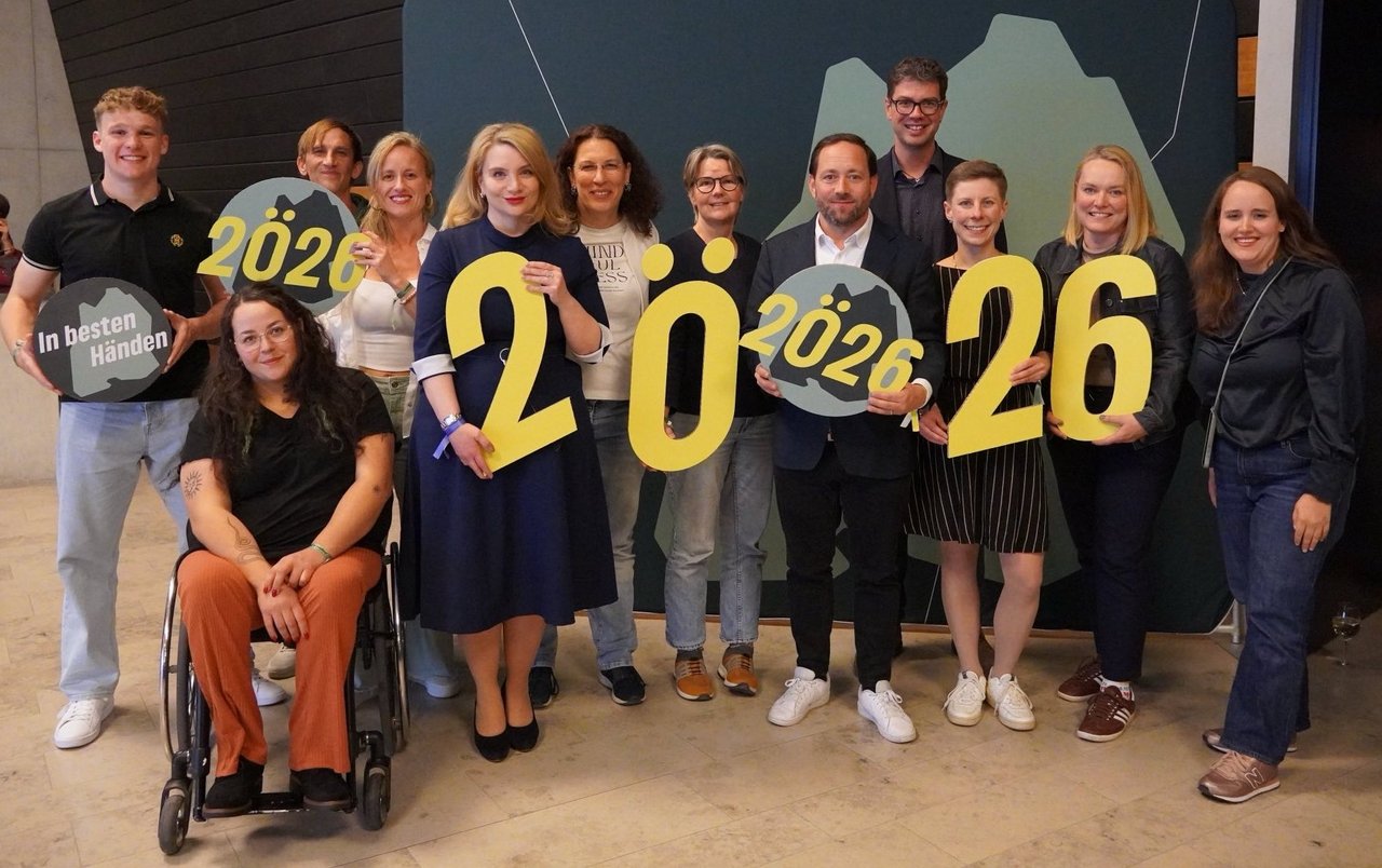 Auf dem Bild stehen die Delegierten und Ersatzdelegierten vor einer grünen Wand. Zu sehen sind von links nach rechts Quentin Gärtner, Juliana Eusebi, Daniel Baier, Anne Kowatsch, Swantje Sperling, Iris Lanwer, Iris Förster, Florian Haßler, Ralf Nentwich, Ruth Rosenbauer, Franzi Krämer und Ricarda Lang