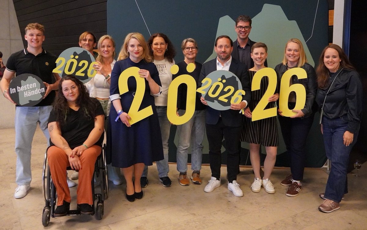 Auf dem Bild stehen die Delegierten und Ersatzdelegierten vor einer grünen Wand. Zu sehen sind von links nach rechts Quentin Gärtner, Juliana Eusebi, Daniel Baier, Anne Kowatsch, Swantje Sperling, Iris Lanwer, Iris Förster, Florian Haßler, Ralf Nentwich, Ruth Rosenbauer, Franzi Krämer und Ricarda Lang